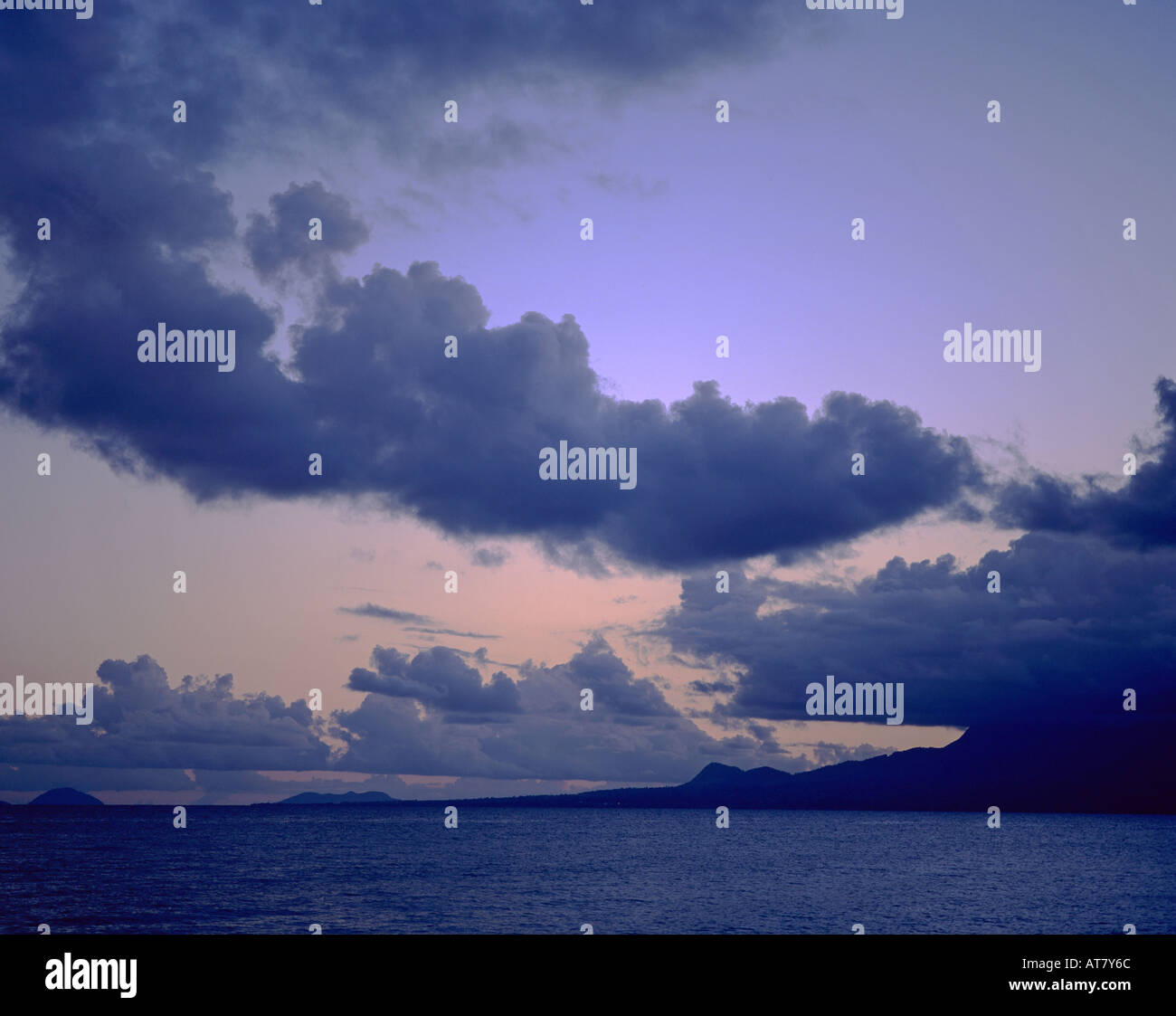 Karibisches Meer und Wolken am Basse-Terre bei Dämmerung, Guadeloupe, Französisch-Westindien Stockfoto