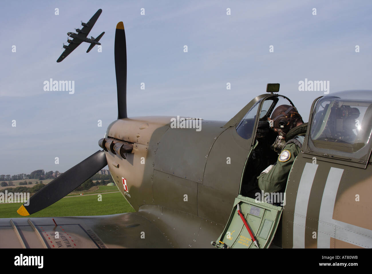 Spitfire Mk V BM597 Erwachsenenbildungsprogramm mit Lancaster PA474 QRM im Hintergrund Stockfoto