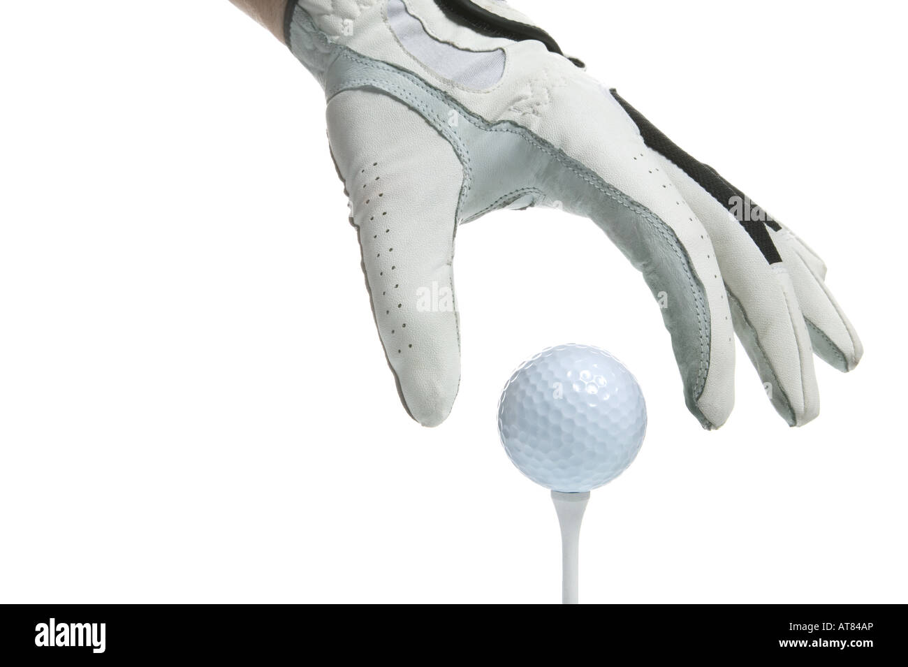 Nahaufnahme einer behandschuhten Hand setzen einen Golfball auf ein Abschlag high-Key Aufnahme Stockfoto