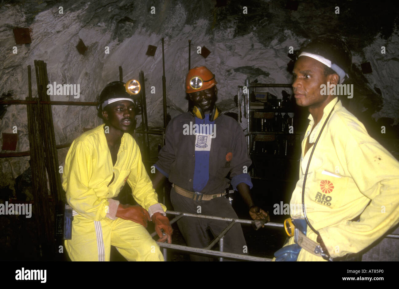 Bergleute arbeiten unter Tage im Tool Zimmer Patchway Goldmine Kwekwe Simbabwe Stockfoto