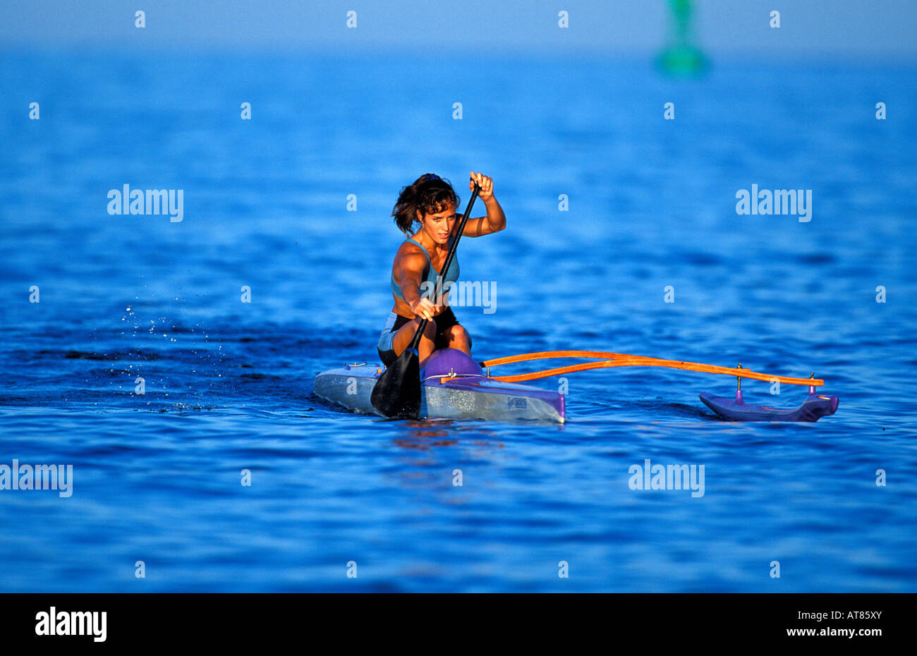 Tiare immer eine Training paddelt ihr Outrtigger Kanu vor der Küste von Kona auf Big Island von Hawaii Stockfoto
