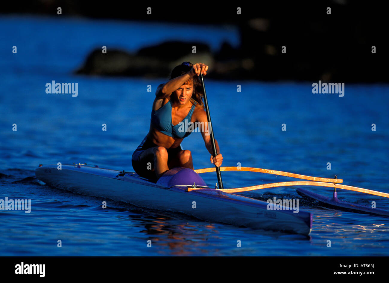 Tiare immer eine Training paddelt ihr Outrtigger Kanu vor der Küste von Kona auf Big Island von Hawaii Stockfoto