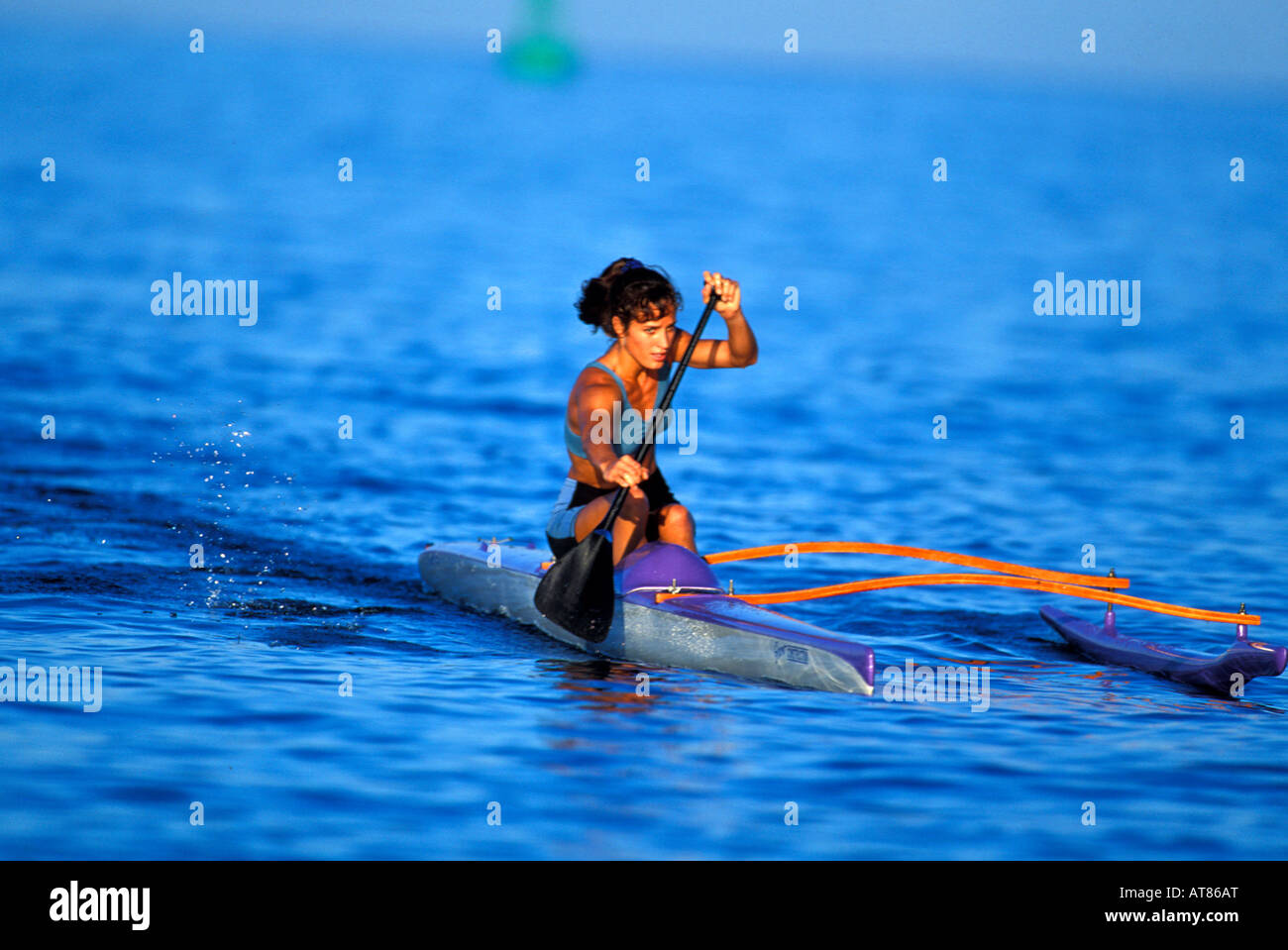 Tiare immer eine Training paddelt ihr Outrtigger Kanu vor der Küste von Kona auf Big Island von Hawaii Stockfoto