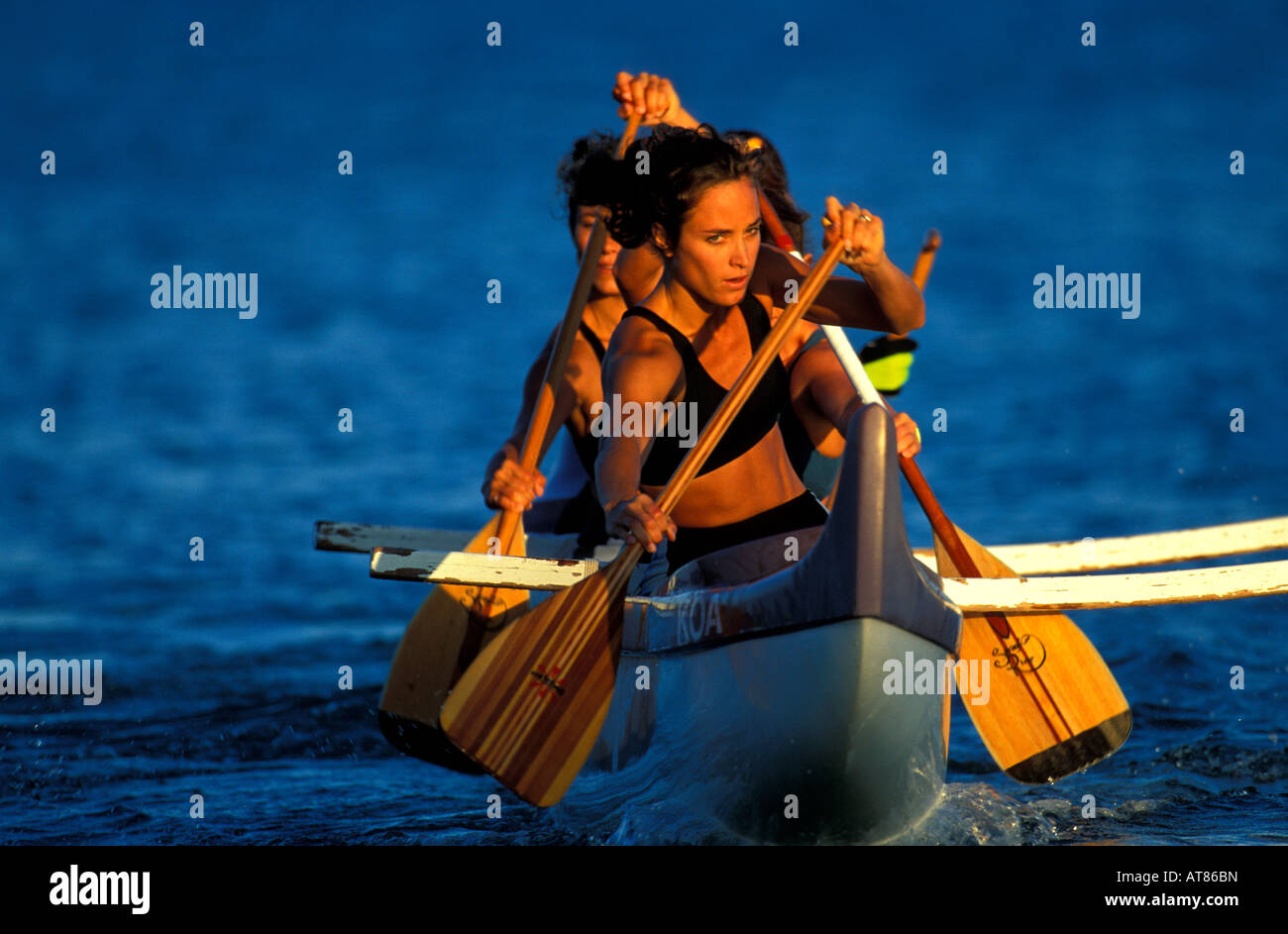 Tiare üben mit ihr Womens Ausleger-Kanu-Team an der Kona-Küste, Big Island Hawaii Stockfoto