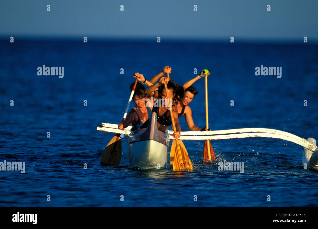 Tiare üben mit ihr Womens Ausleger-Kanu-Team an der Kona-Küste, Big Island Hawaii Stockfoto