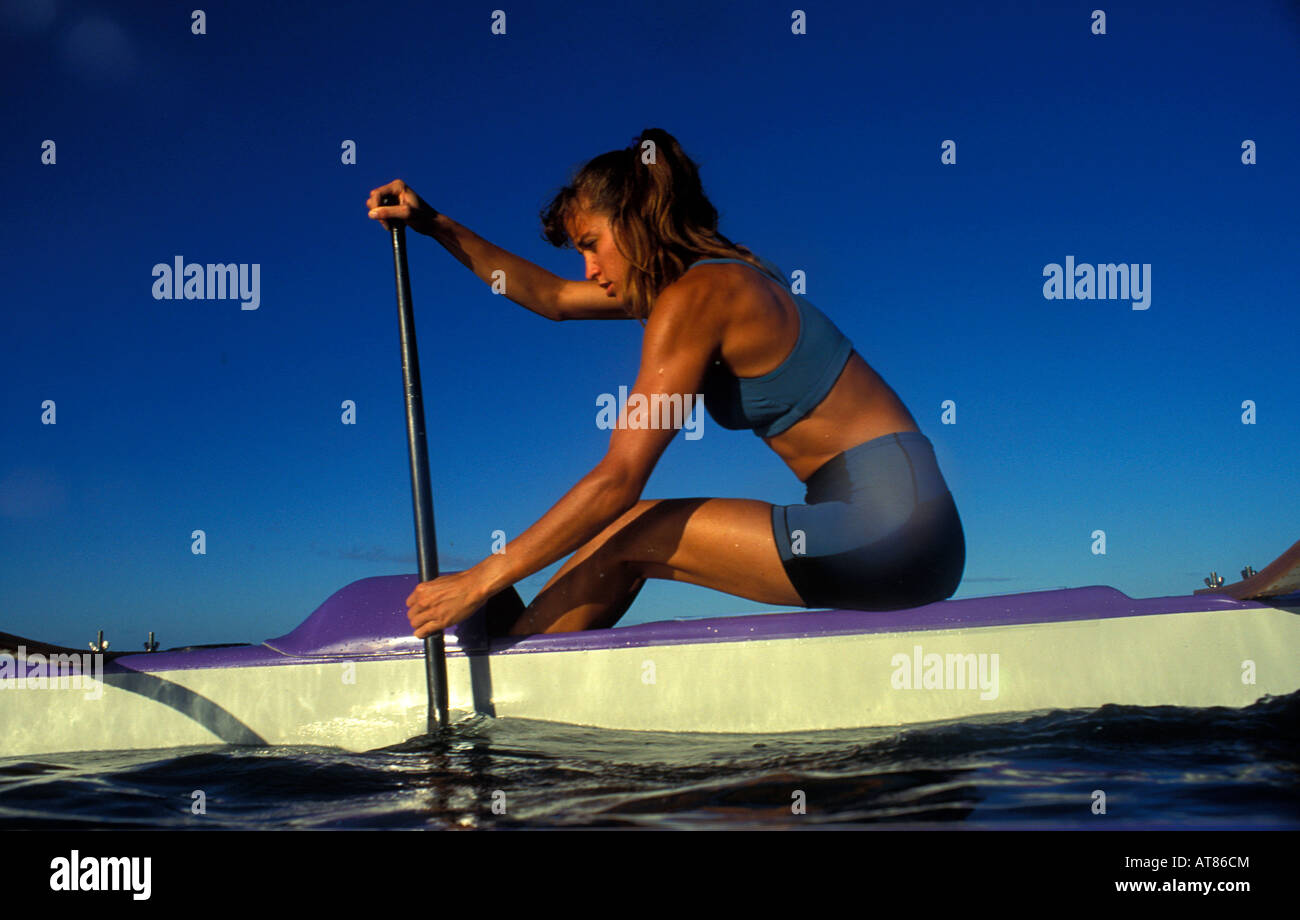 Tiare immer eine Training paddelt ihr Outrtigger Kanu vor der Küste von Kona auf Big Island von Hawaii Stockfoto
