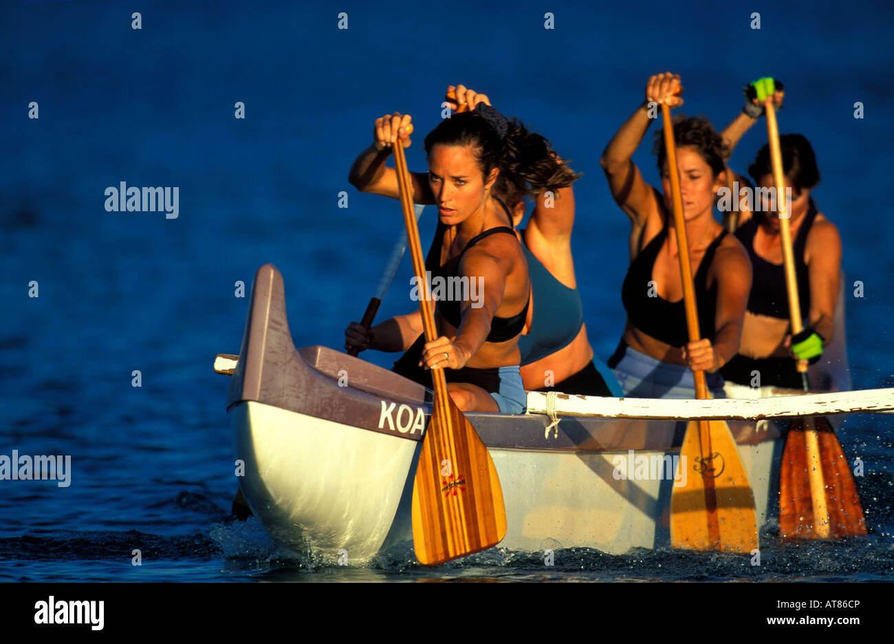 Tiare üben mit ihr Womes Ausleger-Kanu-Team an der Kona-Küste, Big Island Hawaii Stockfoto