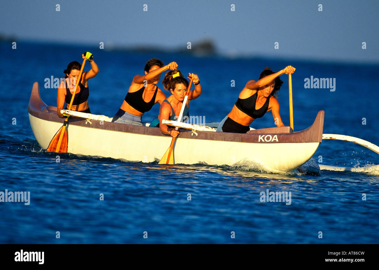 Tiare üben mit ihr Womens Ausleger-Kanu-Team an der Kona-Küste, Big Island Hawaii Stockfoto