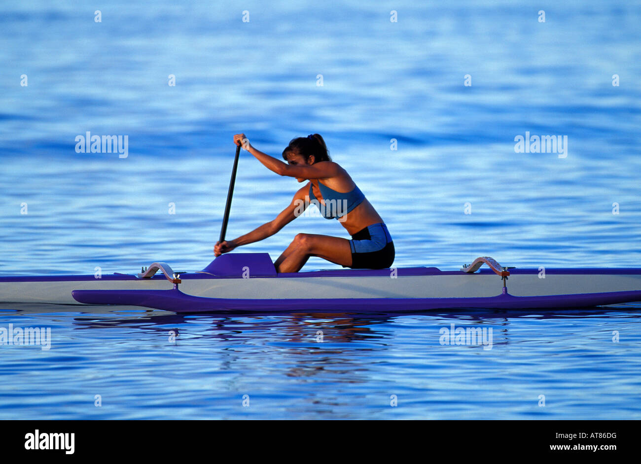 Tiare immer eine Training paddelt ihr Outrtigger Kanu vor der Küste von Kona auf Big Island von Hawaii Stockfoto