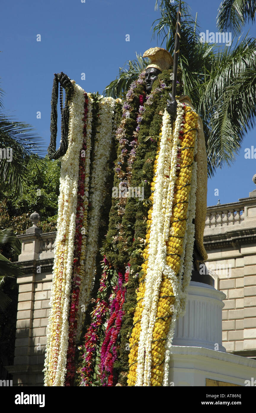 Statue von König Kamehameha das große wird jedes Jahr am 11. Juni mit Leis für Kamehameha Day drapiert. Die Statue steht im Vordergrund Stockfoto