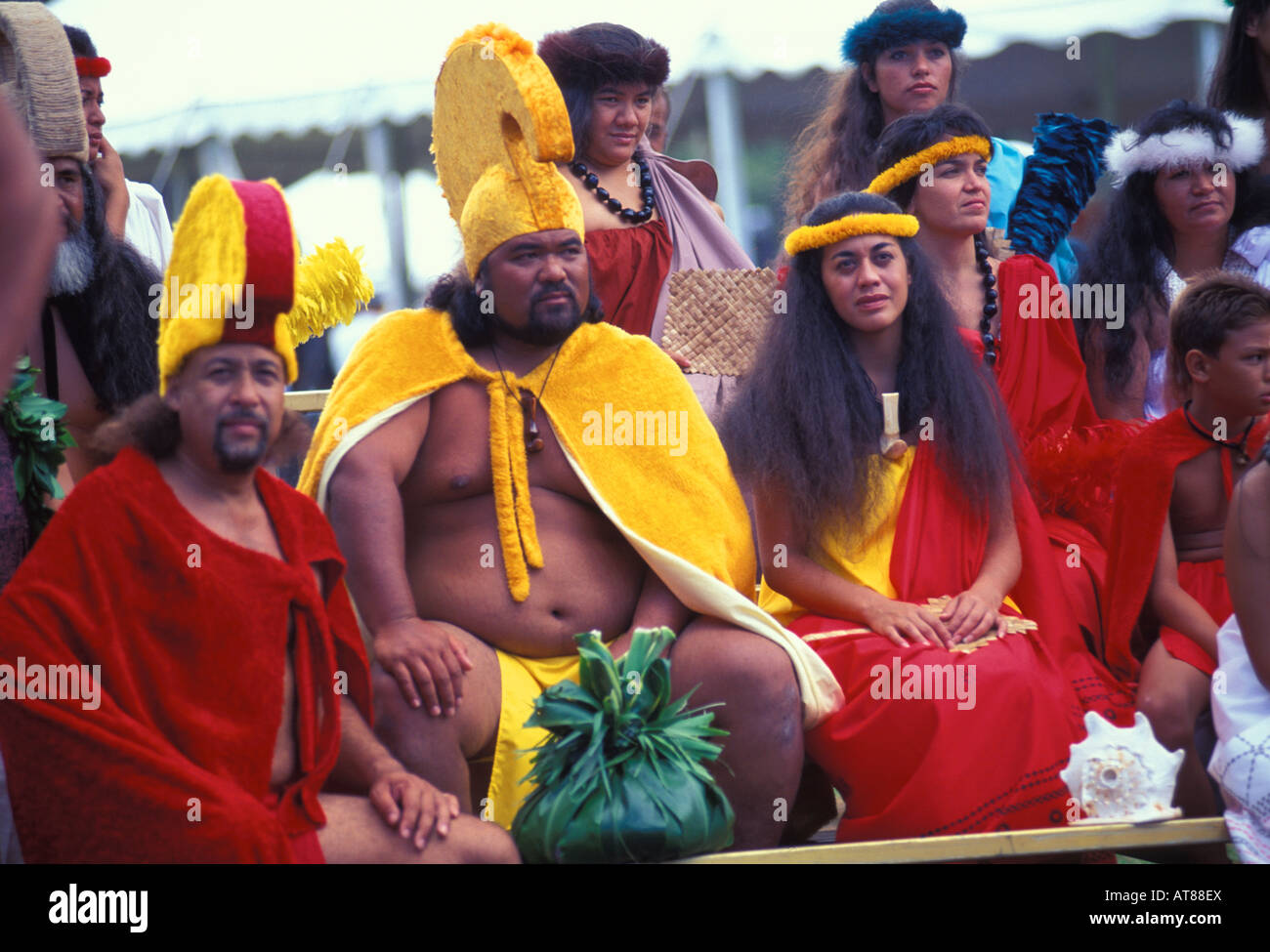 Aloha, Blatt Woche Feierlichkeiten mit dem königlichen König und Königin tragen Umhänge mit einem Puolo Ti bietet Stockfoto