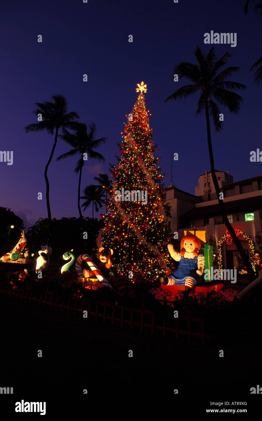 Mit Lichtern geschmückter Weihnachtsbaum in Honolulu Hale, (Rathaus) Stockfoto