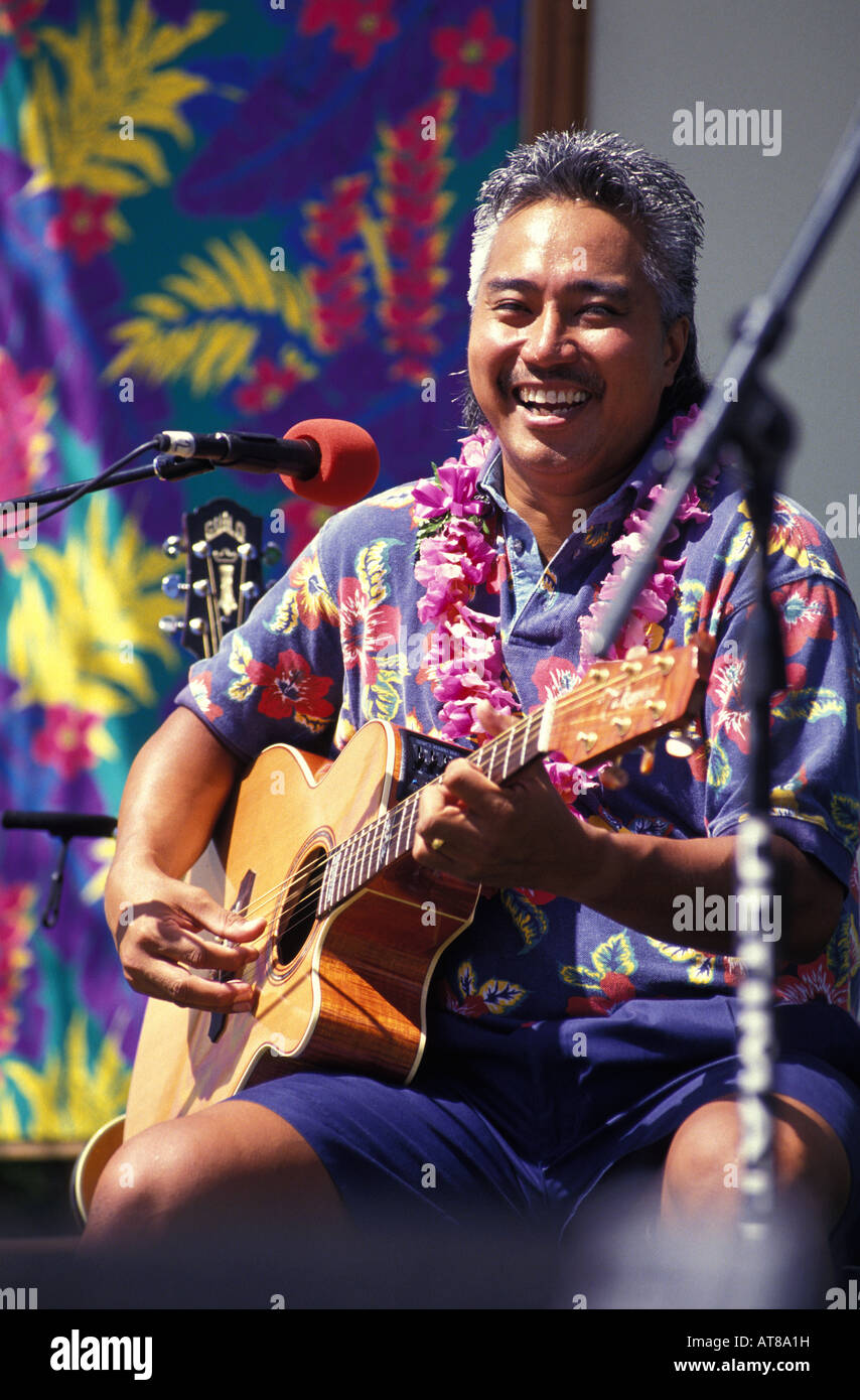 Brother Noland, ein Musiker auf der Bühne bei den Hawaiian slack Key Guitar Festival lächelnd Stockfoto
