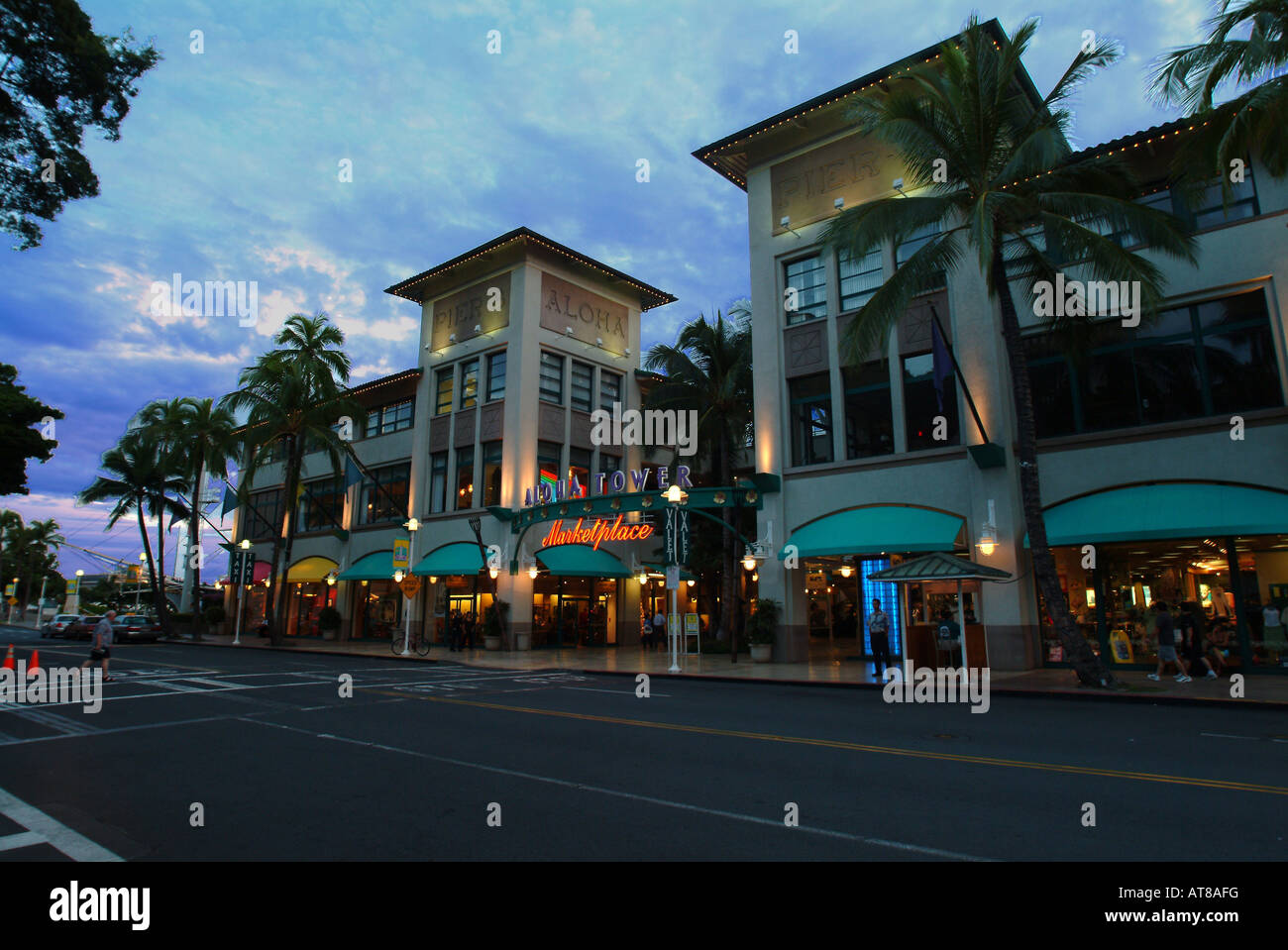 Aussenansicht Abend Schuss von Aloha Tower Marketplace in der Innenstadt von Honolulu. Stockfoto