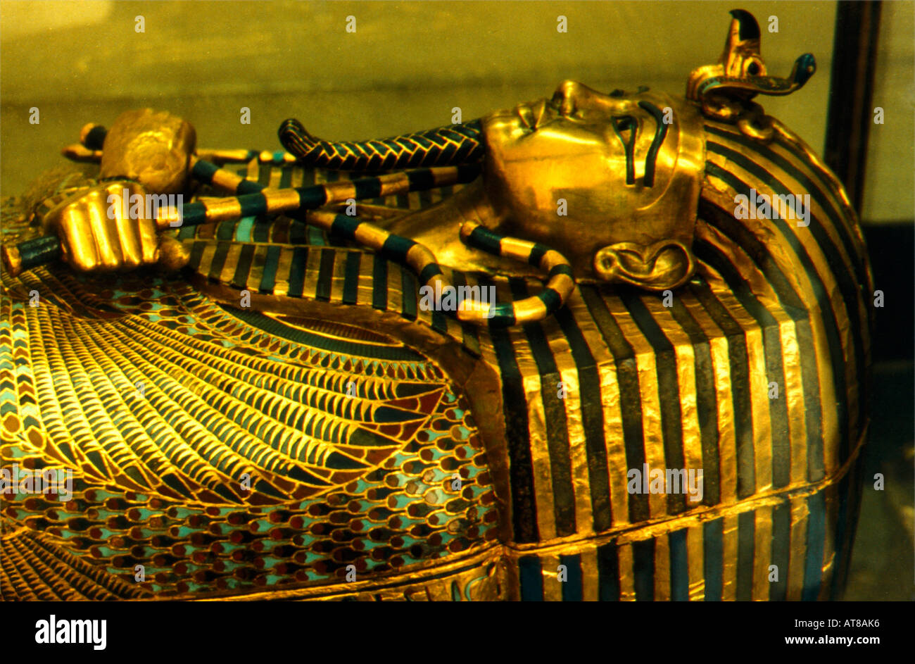 Ägypten Tutanchamuns zweiter Sarg von drei mit Gold und Halbedelsteinen dekoriert Stockfoto