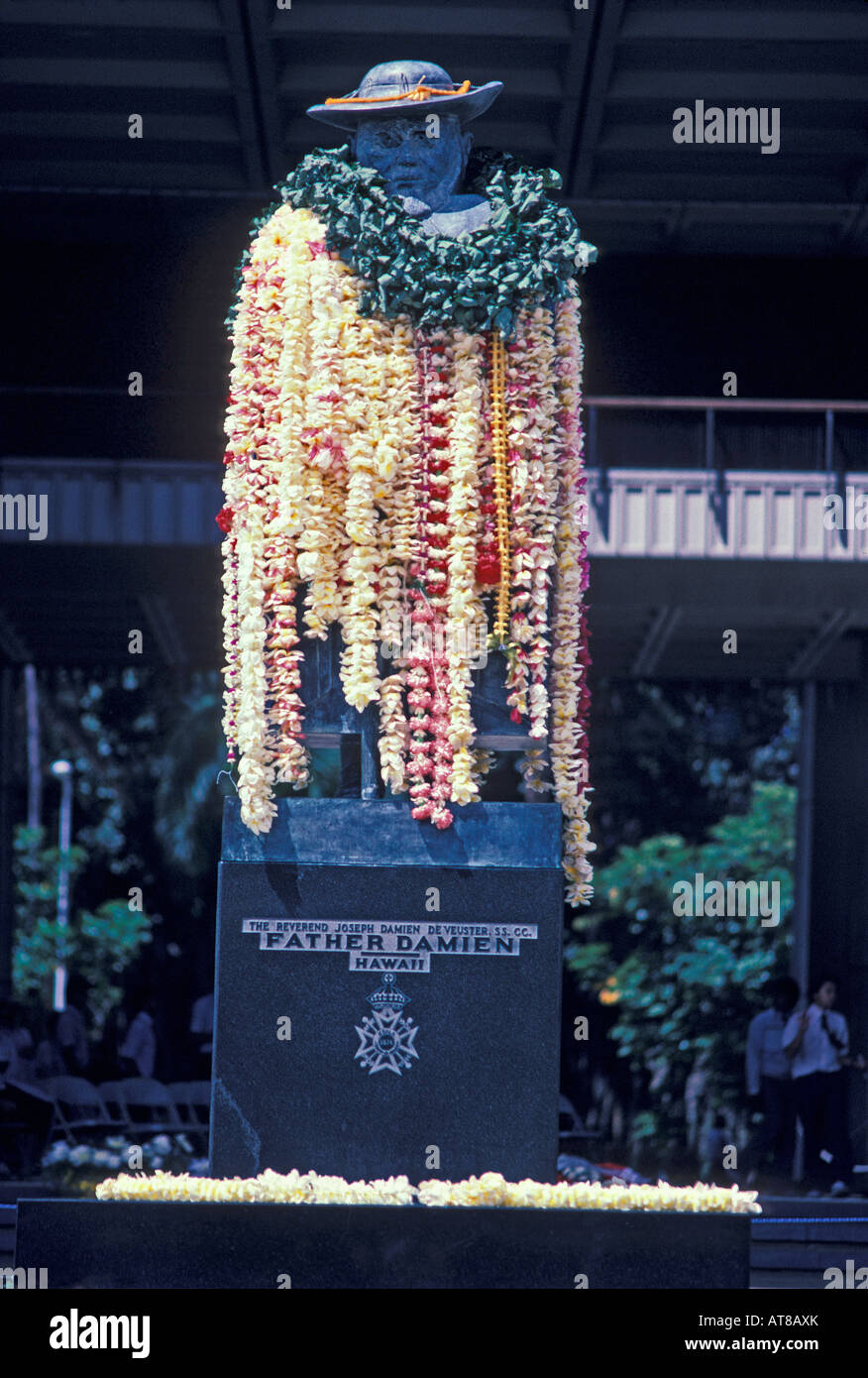 Lei-drapiert Statue von Pater Damien in der Innenstadt von Honolulu. Historisch wichtig, Geschichte Hawaiis, Pater Damien gründete die Stockfoto