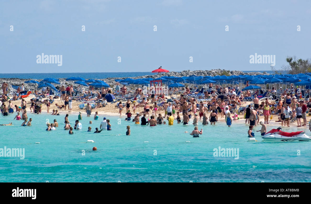 Passagiere von Kreuzfahrt Schiff Norwegian Dawn schwimmen und ruhen auf den Strand der Insel Great Stirrup Cay, Bahamas Stockfoto