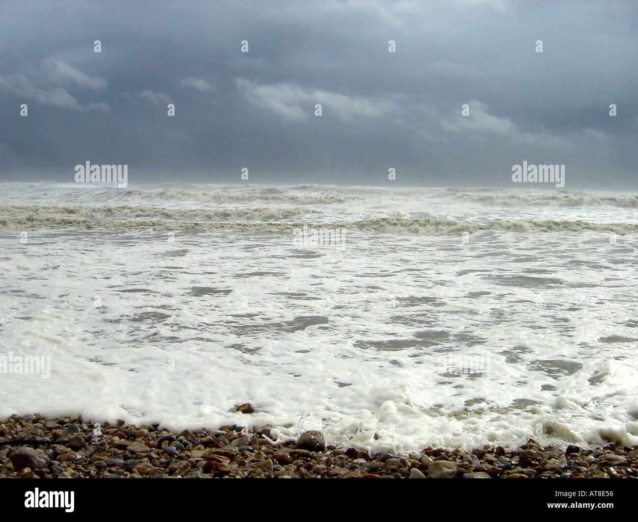 Sturm Meereswellen brechen sich am Strand Stockfoto