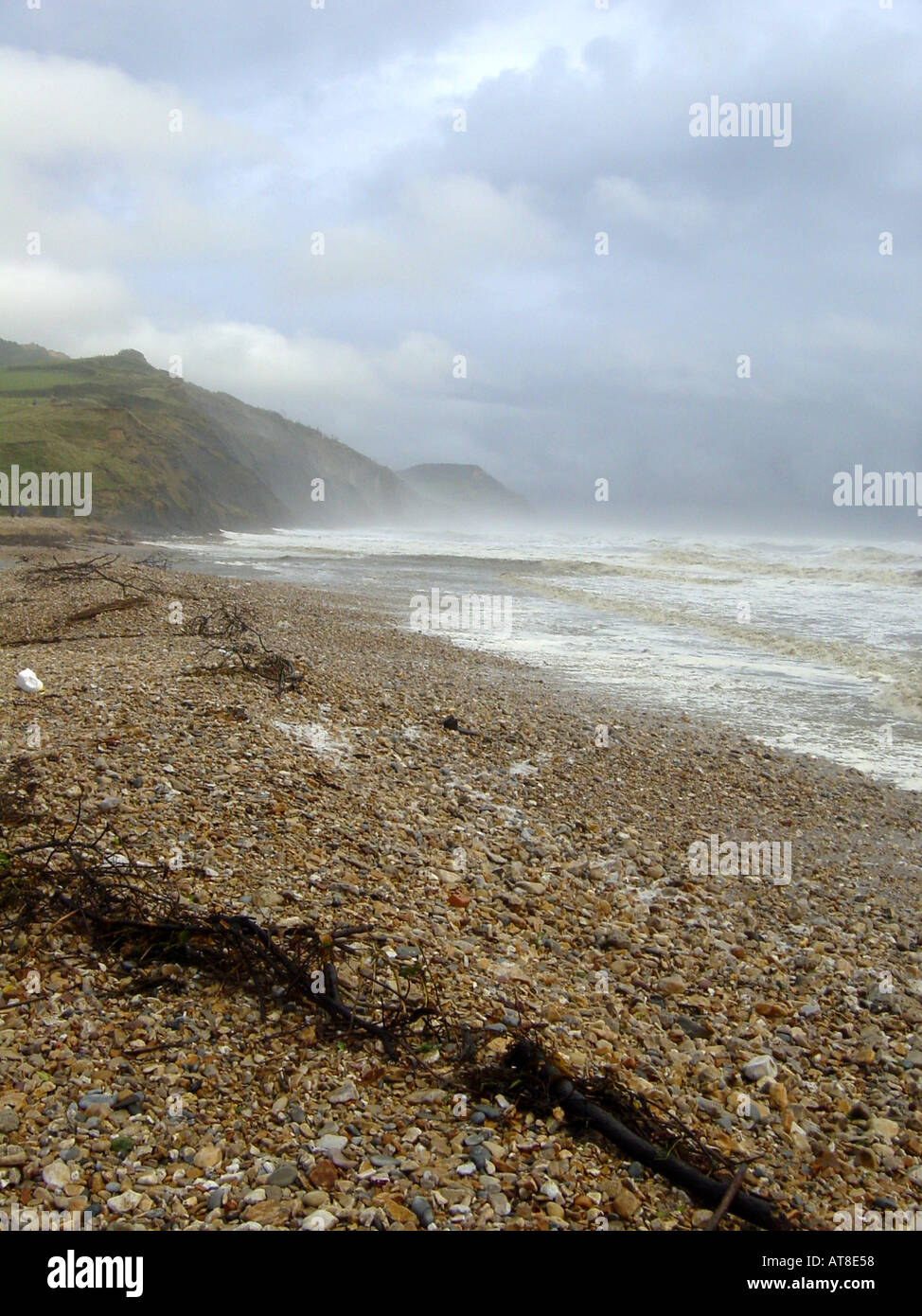 Sturm Meereswellen brechen sich am Strand an der jurassic coast Stockfoto