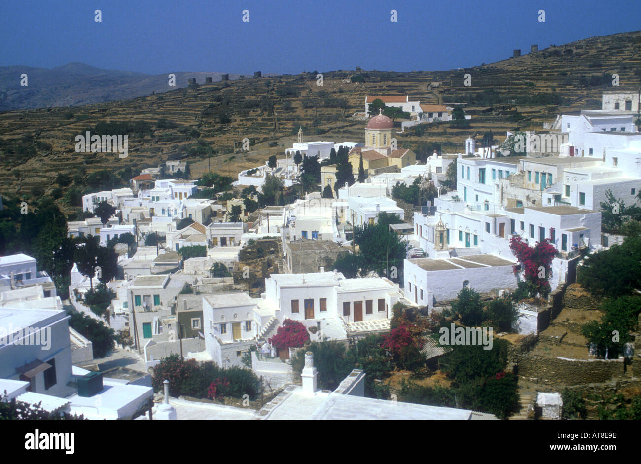 Landschaft und Blick auf die typischen weißen Häuser von Pirgos Tinos Insel Kykladen Griechenland Südeuropa Stockfoto