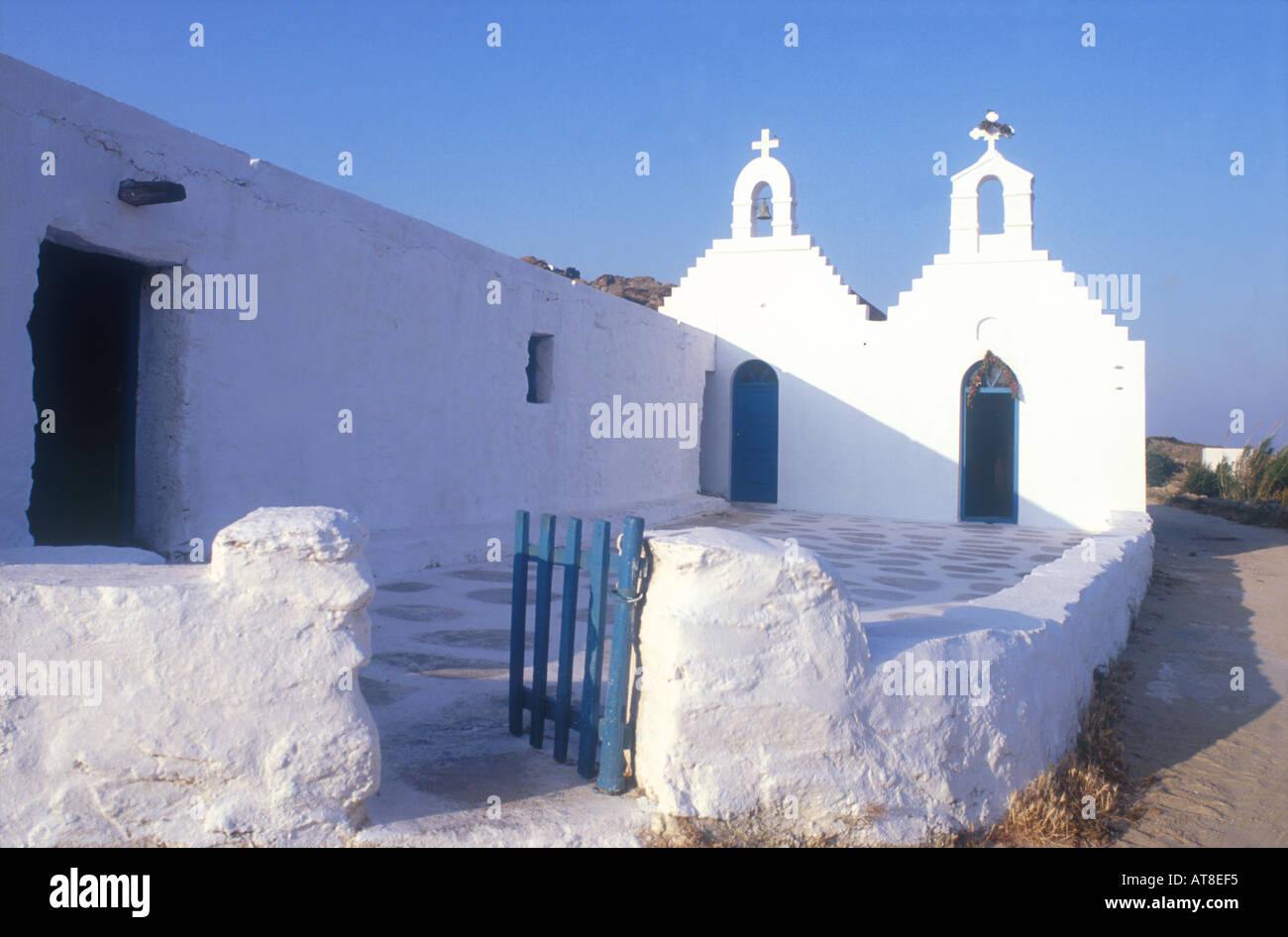 weiße Doppelfassade einer Kirche Mykonos Kykladen Griechenland Südeuropa Stockfoto