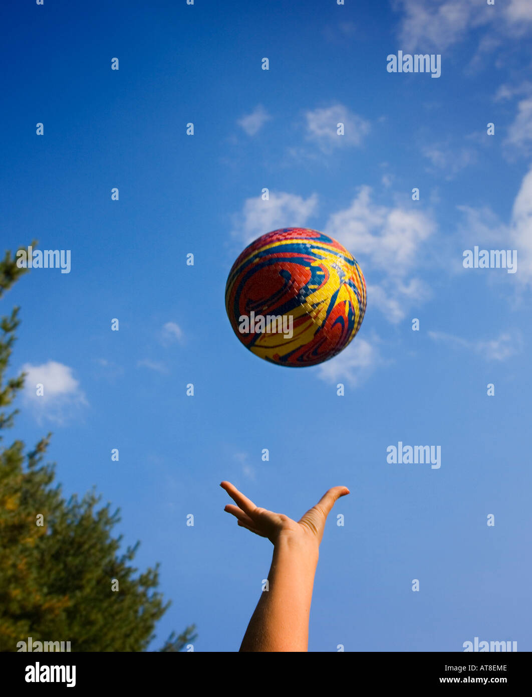Ball in die Luft geworfen Stockfotografie - Alamy
