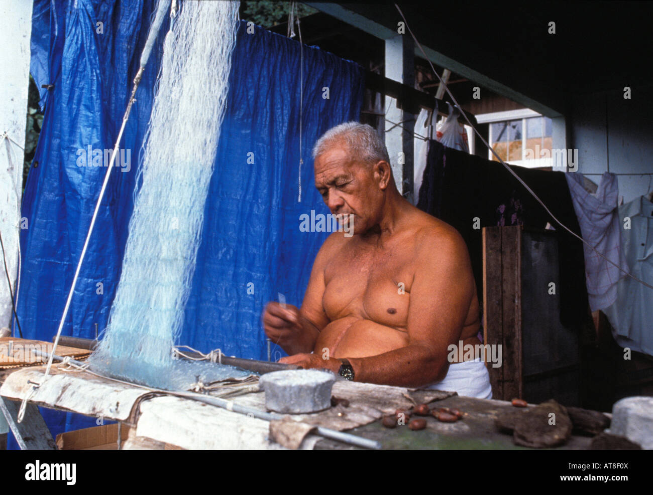 EDITORIAL NUR. Hawaiian Mann, der einen Wurf Angeln Net, Honaunau, Big Island Stockfoto