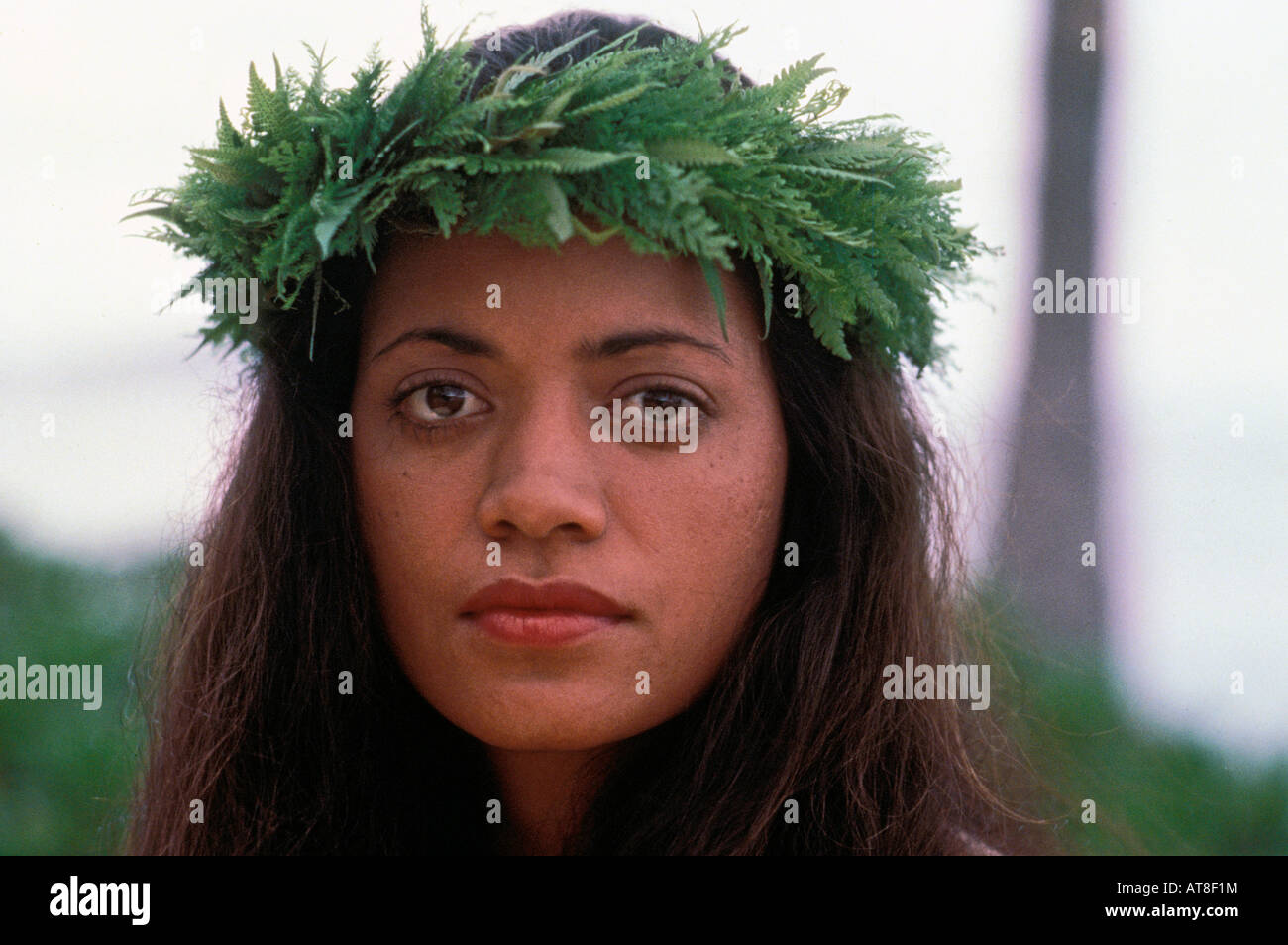Aufnahme einer hawaiianischen Frau mit einem Farn Haku Lei den Kopf. Stockfoto