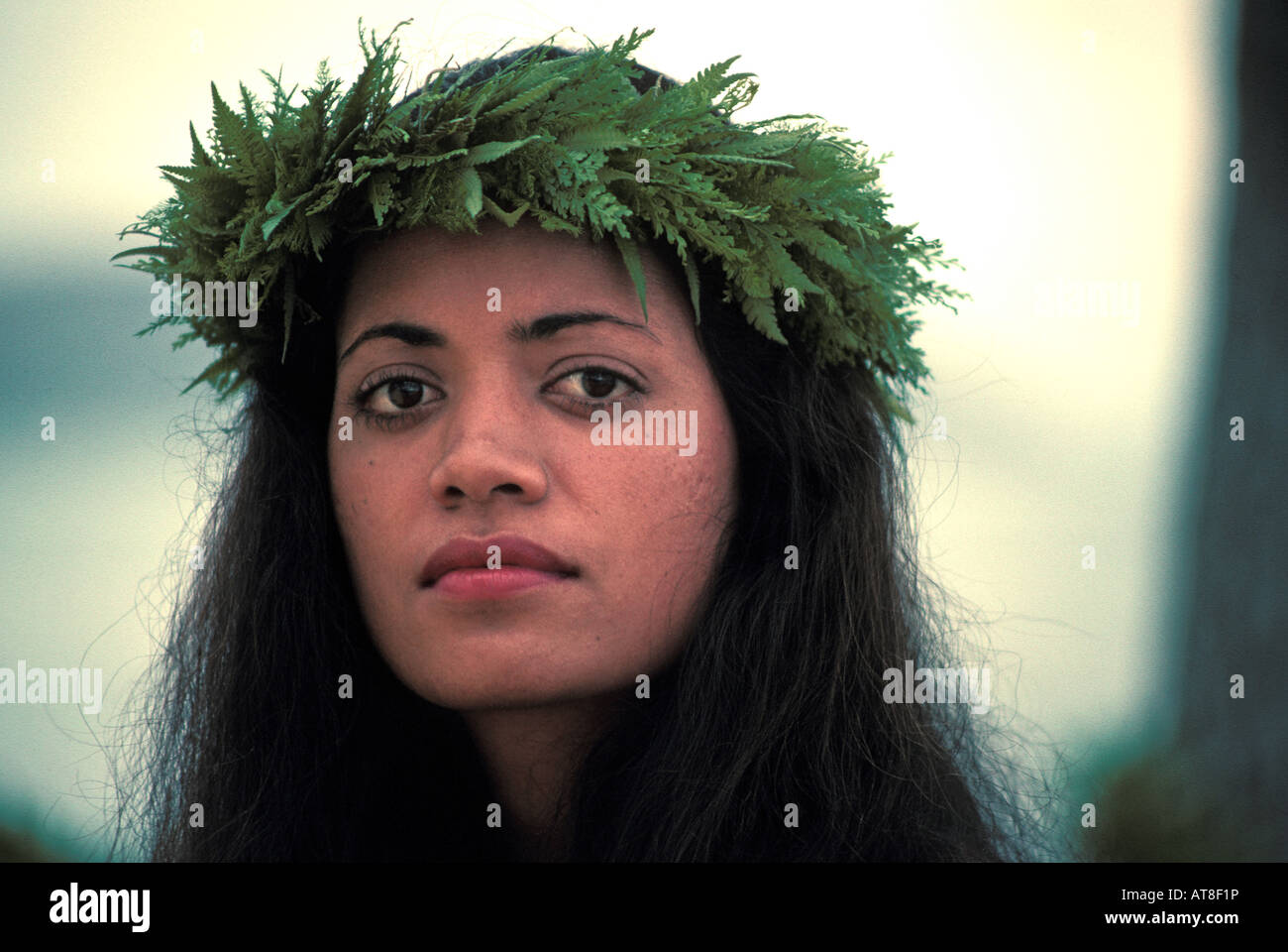 Schuss in den Kopf einer hawaiianischen Frau trägt ein Farn Haku Lei. Stockfoto