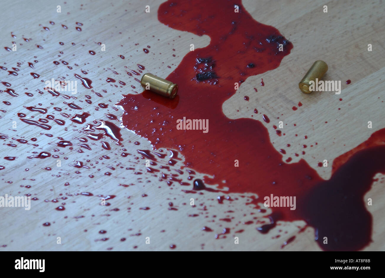 Tatort mit Blut und Kugel-Gehäusen auf der Etage Stockfoto