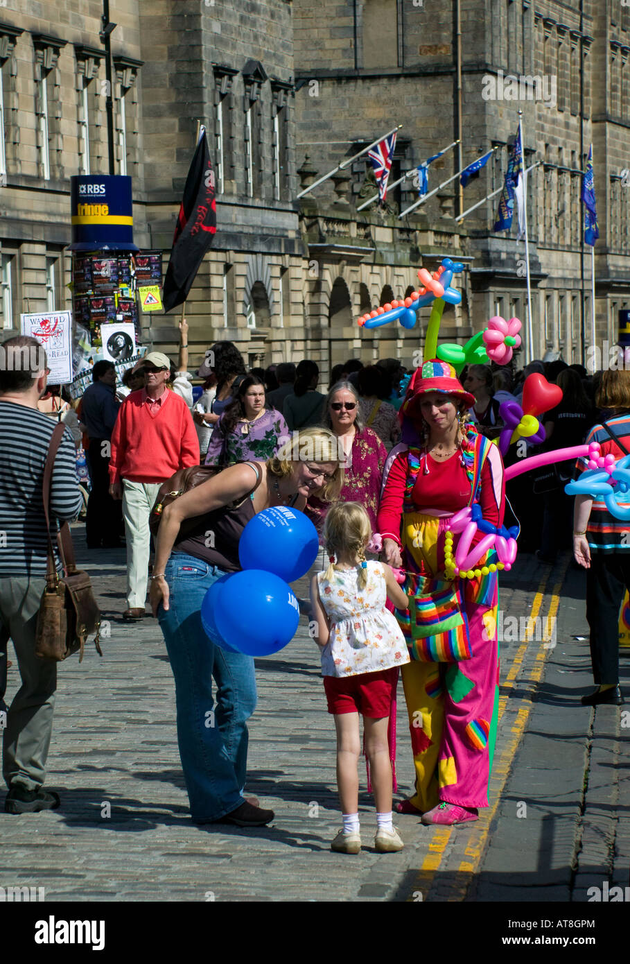 Bunte Ballons Verkäufer mit jungen Mädchen und Mutter, Edinburgh Fringe Festival, Schottland, UK, Europa Stockfoto