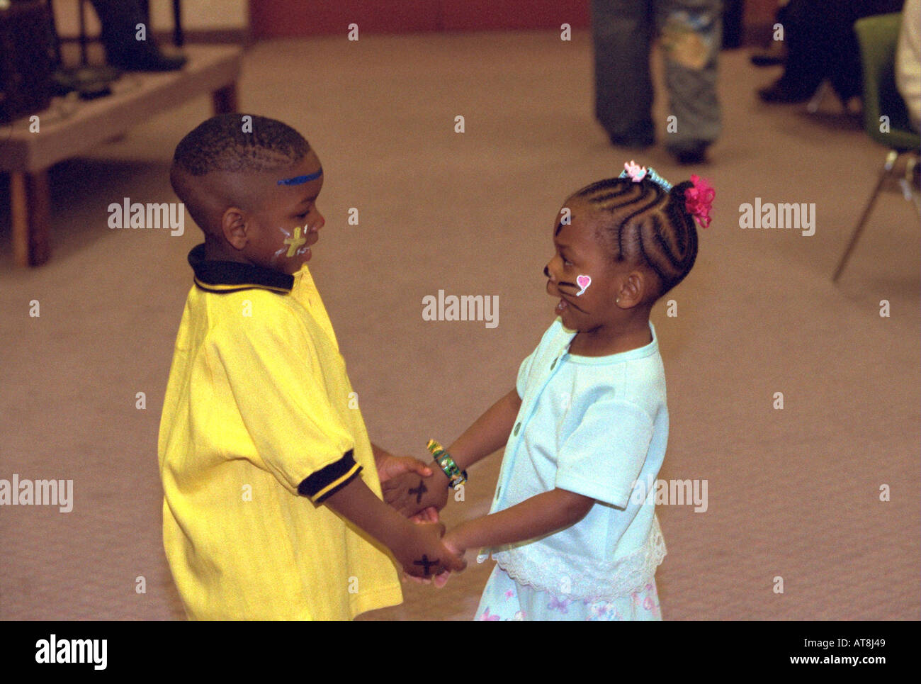 Bruder und Schwester, die Hand in Hand bei Suppenküche Ostern Abendessen Alter 5 und 6. Minneapolis Minnesota USA Stockfoto