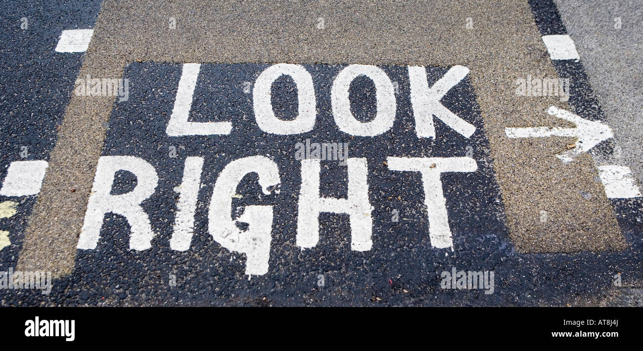 ["Look rechts" ^ Straßenschild [^ Regie ^ Pfeil] Stockfoto
