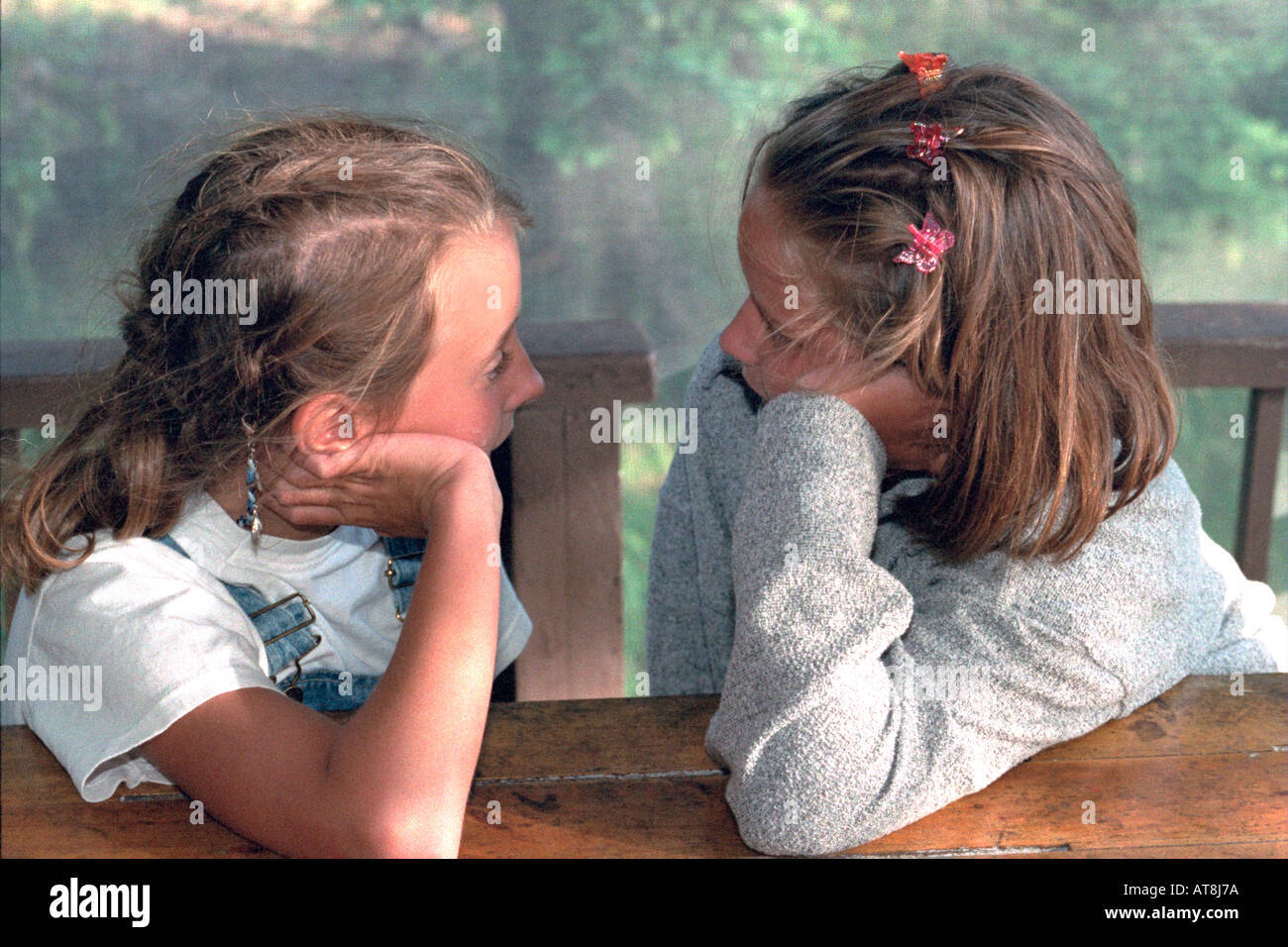 Cousins im Alter von 8 und 9 mit einer starren Wettbewerb bei Familie Hütte. Große Insel von La Salle Cedarville Michigan USA Stockfoto