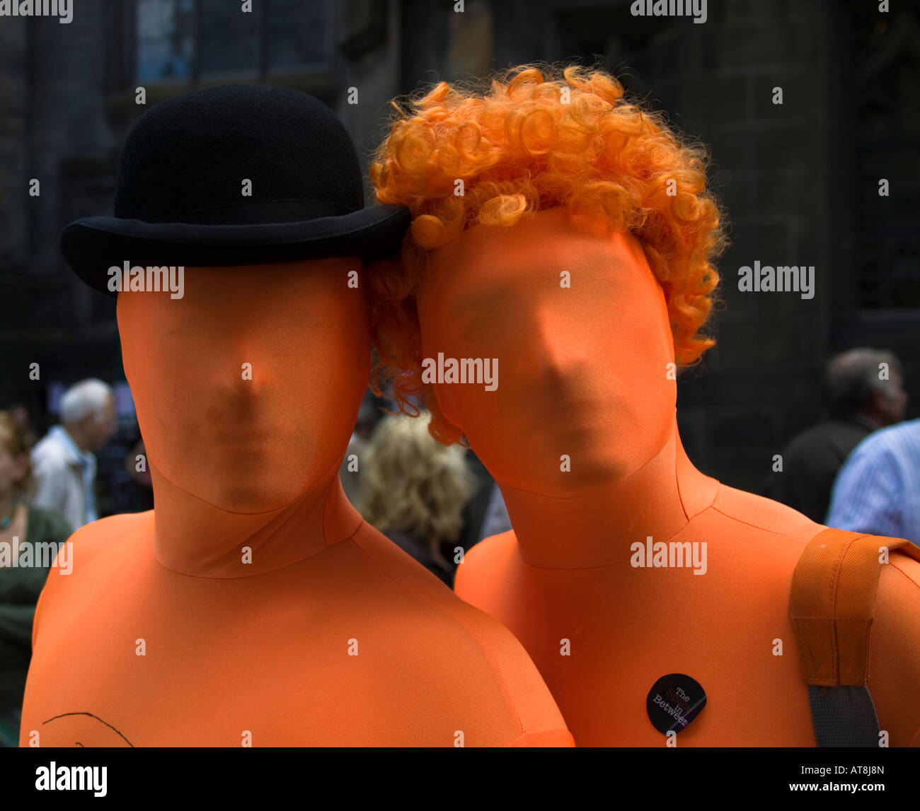 Zwei Schauspieler, die in orange Outfits gekleidet darstellen, Edinburgh Fringe Festival, Schottland, UK, Europa Stockfoto