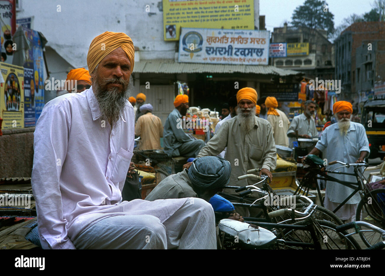Sikh Rikschafahrer warten außerhalb der Goldene Tempel Amritsar Punjab Indiens Stockfoto