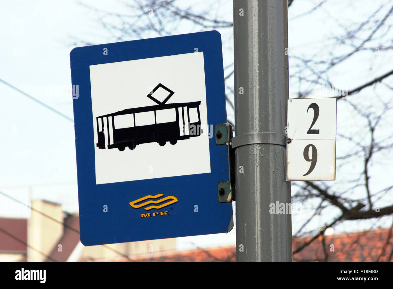 Straßenbahn-Zeichen auf der Straße Stockfoto