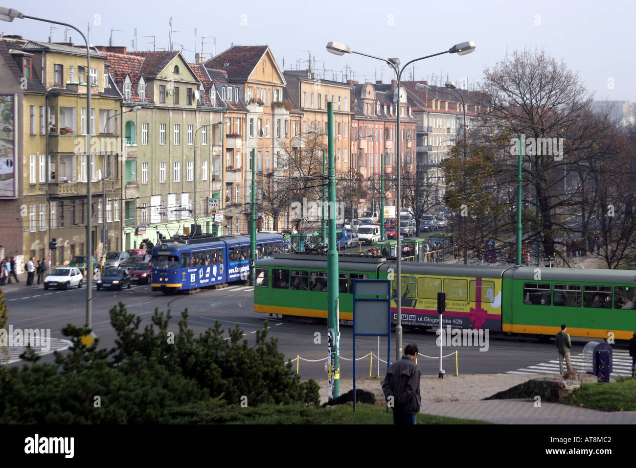 Straßenbahnen, die hinunter die Hauptstraße in Poznan Polen Stockfoto