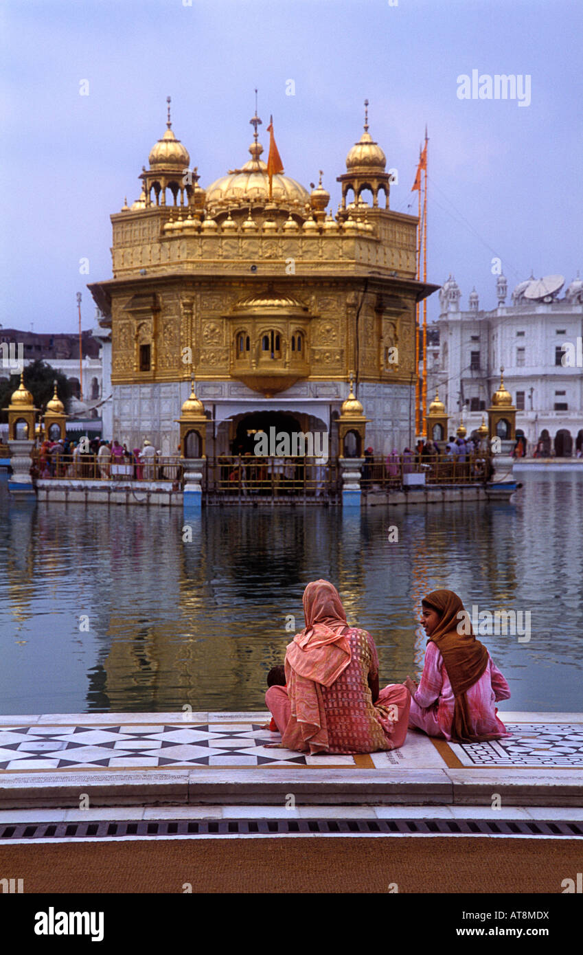 Zwei Frauen sitzen außerhalb der Goldene Tempel Amritsar Punjab Indiens Stockfoto