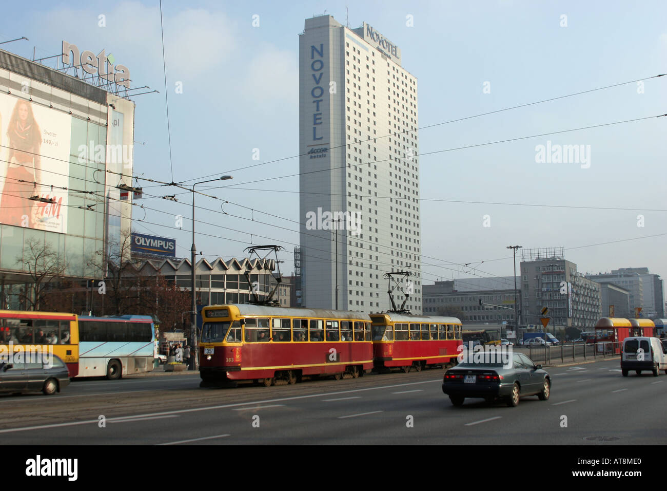 Straßenbahn vor der Novotel Hotel in Warschau Polen Stockfoto