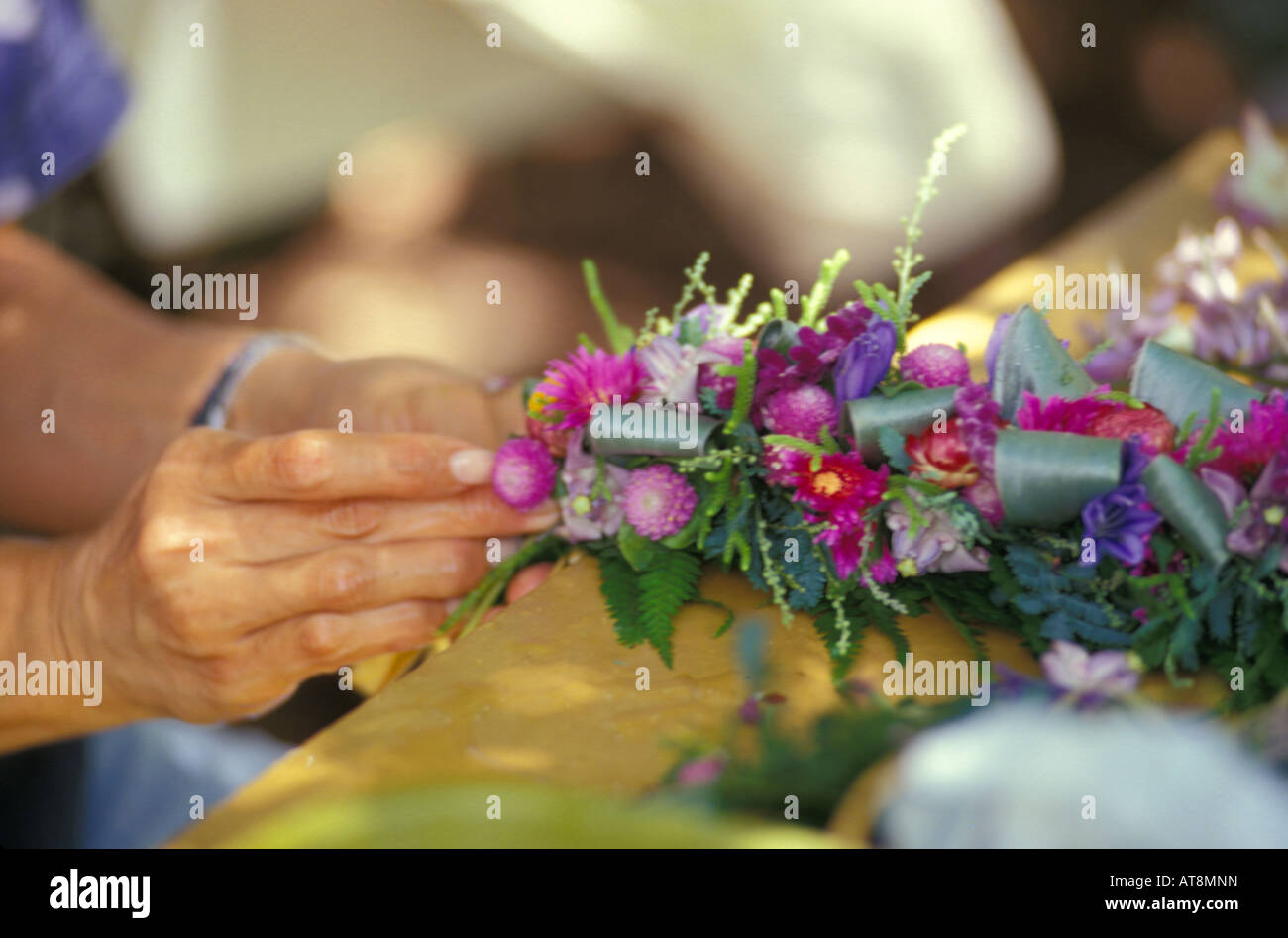 Frau macht eine Haku Kopf floral lei Stockfoto