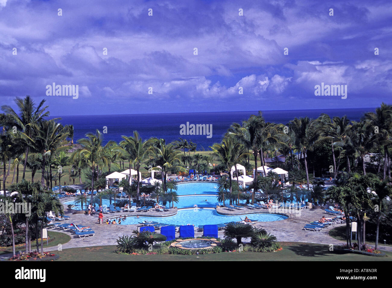 Touristen entspannen Sie in aufwendigen kristallklaren Pools, umgeben von Palmen und einladenden Hütten an den fabelhaften Ritz Carlton Kapalua auf Maui. Stockfoto