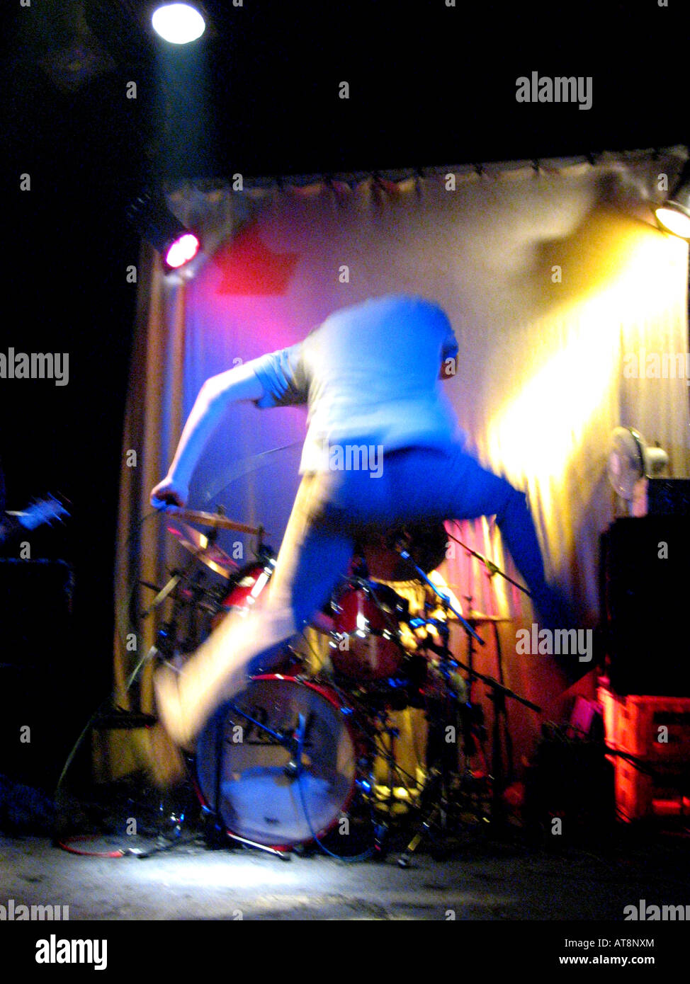 Sängerin springt in die Luft während Rock-Konzert Stockfoto