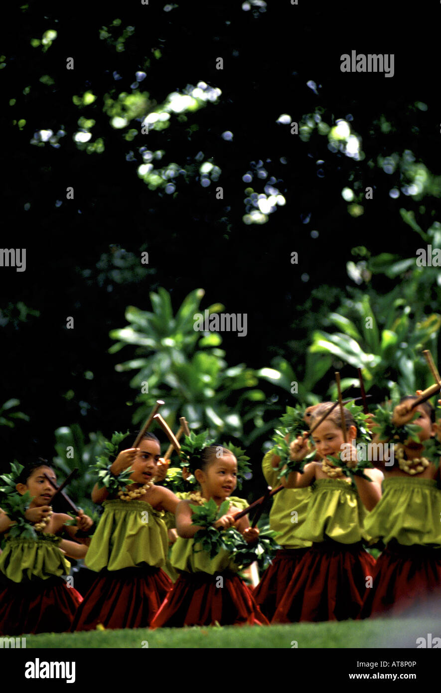 Entzückende kleine Keiki (Kinder) Hula Auftritt beim Prinzen viel Hula Festival, Moanalua Gärten auf der Insel Oahu. Stockfoto