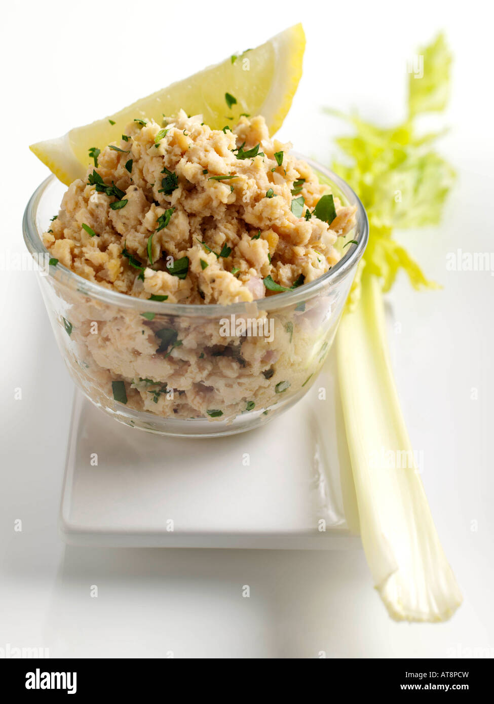 Veganes Hummus und Sellerie redaktionelle Essen Stockfoto