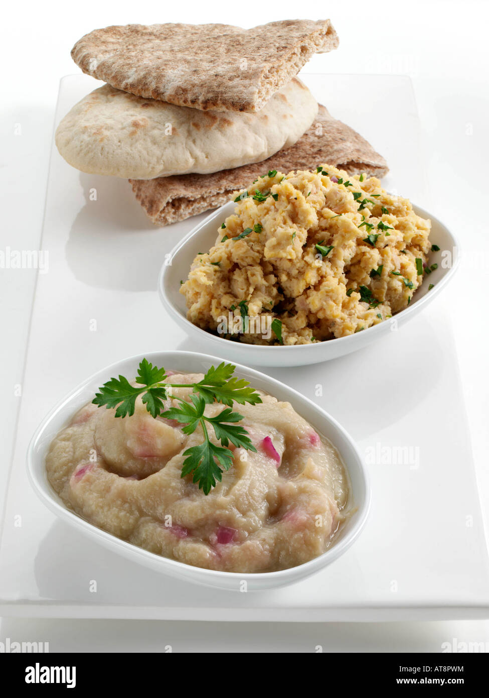 Vegane Meze Hummus Baba Ganoush Aubergine taucht Pitta Brot redaktionelle Essen Stockfoto