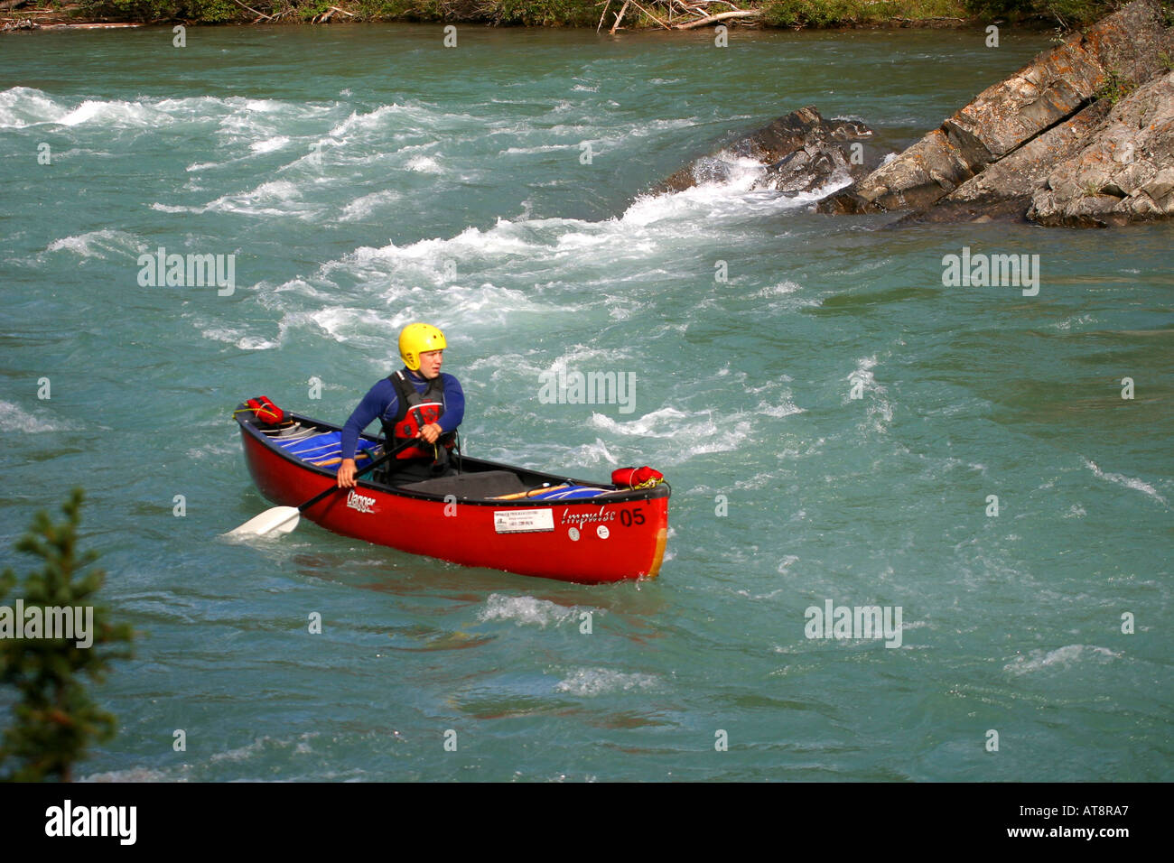 Kanus auf einen gefährlichen Fluss Stockfoto