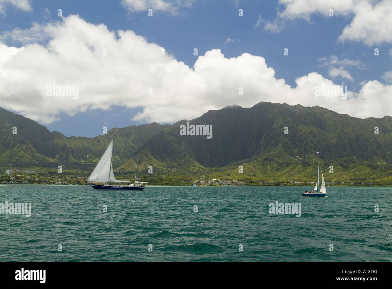Perfekte Segelbedingungen auf Kaneohe Bay auf Oahu Windseite. Die majestätischen Koolau Berge sind eine atemberaubende Kulisse. Stockfoto