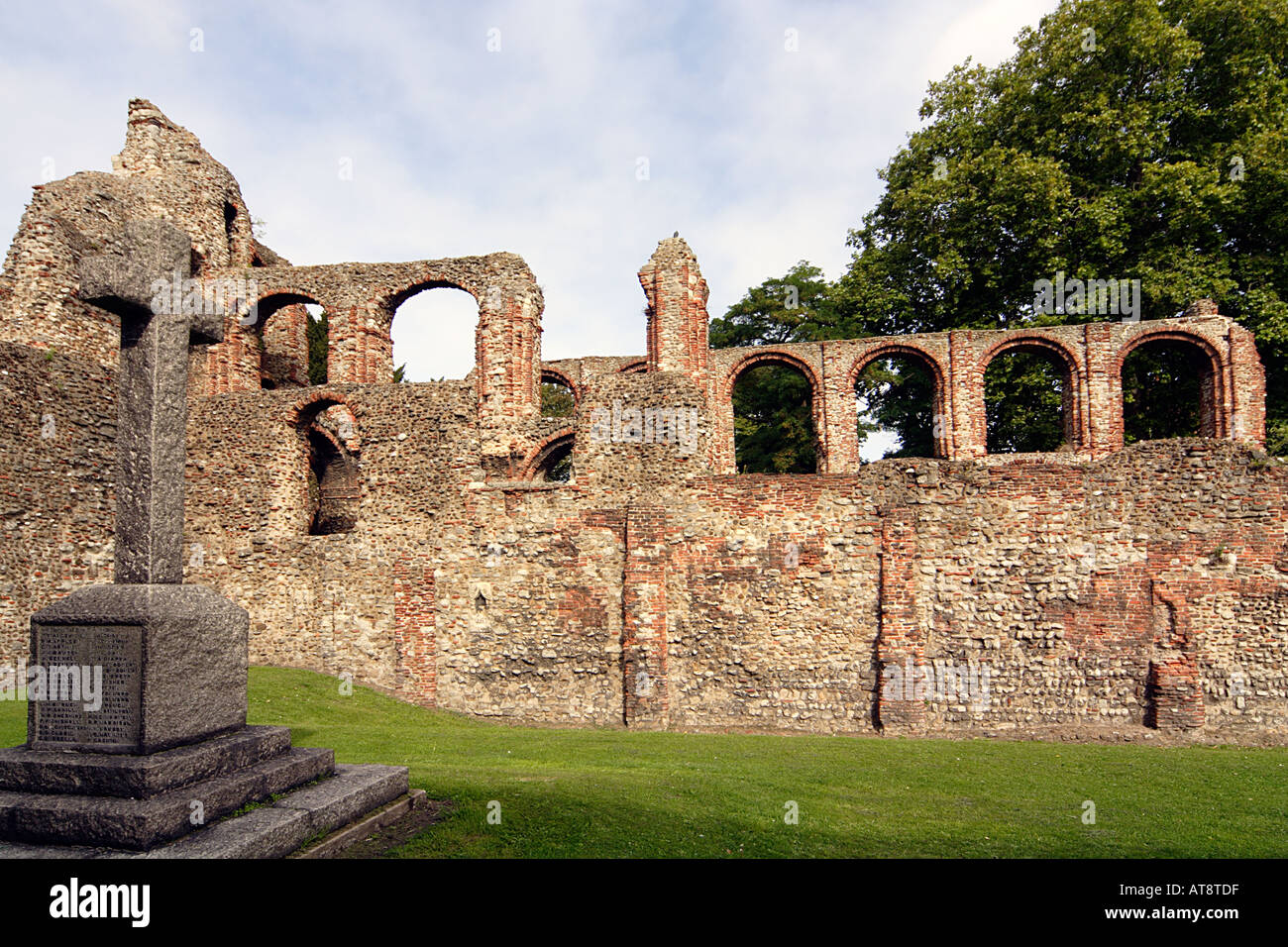 Saint Botolph s Priory, teilweise mit römischen Stein und Ziegel Colchester Essex UK gebaut wurde Stockfoto
