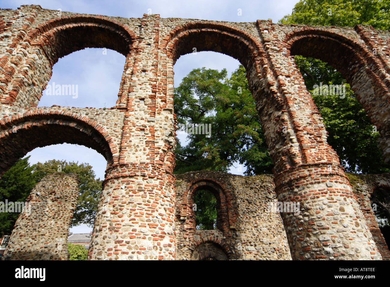Saint Botolph s Priory, teilweise mit römischen Stein und Ziegel Colchester Essex UK gebaut wurde Stockfoto